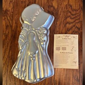 Wilton Holly Hobbie cake pan, 1975